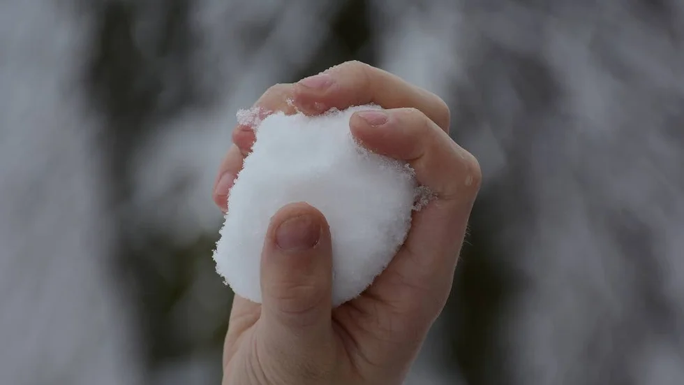 Snöbollskastningen ledde till ett omhändertagande. Nu har en av ungdomarna gjort en polisanmälan om misshandel.