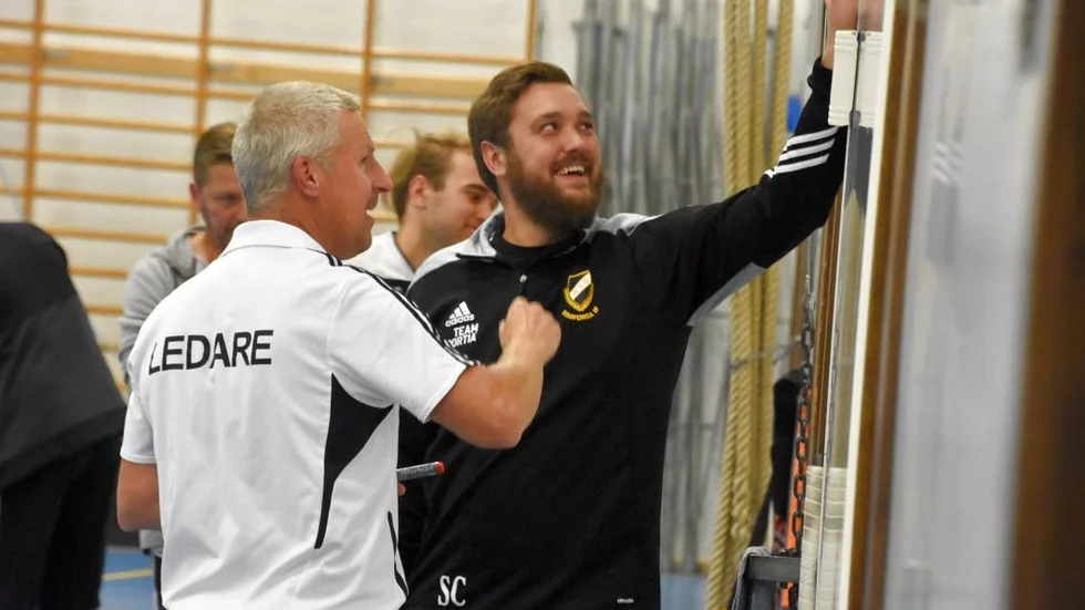 Hasse Karlsson och Sebastian Claesson har ett nyförvärv i laget: Lukas Swenson från Linköping. Inför helgens omgång toppar RIF tabellen sex poäng före Solfjäderstaden. Motalalaget har dock en match mindre spelad.