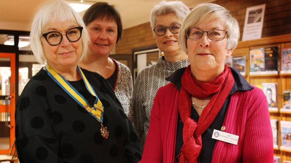 Kristina Jonsson och Ewy Strömdahl-Carlsson, längst fram, från Inner Wheel fyller på Majblommans konto, här representerade av Caroline Peterson och Charlotte Andersson Lilliehorn.