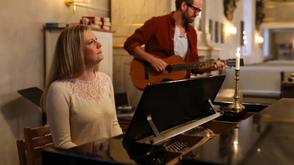 Kinda-duon Sofia Fälth och Erik Zentio spelade i Kisa kyrka i lördags kväll. De framförde en konsert för "De glömda barnen"