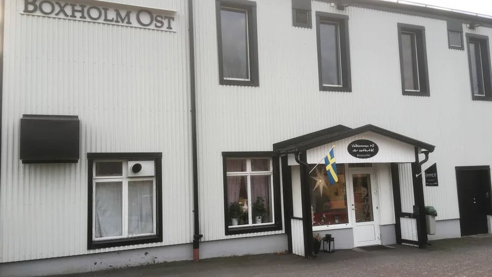 Arlas beslut om att lägga ner osttillverkningen i Boxholm har skapat en folkstorm. Vilket öppnar marknaden för Emåmejeriet i Hultsfred.