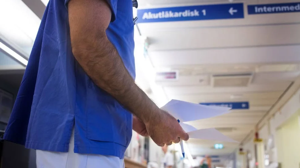 Avståndet mellan den politiska ledningen och kärnverksamheten är oroväckande stort i Region Östergötland, menar debattörerna.