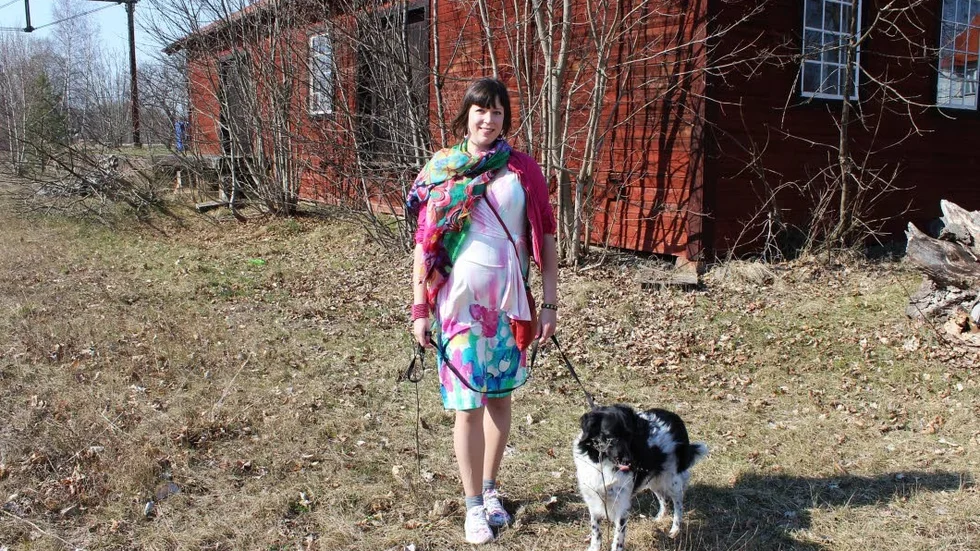 Anneli Vitterskog tillsammans med hunden Bliss. Och om 10 veckor utökas familjen med ett barn.