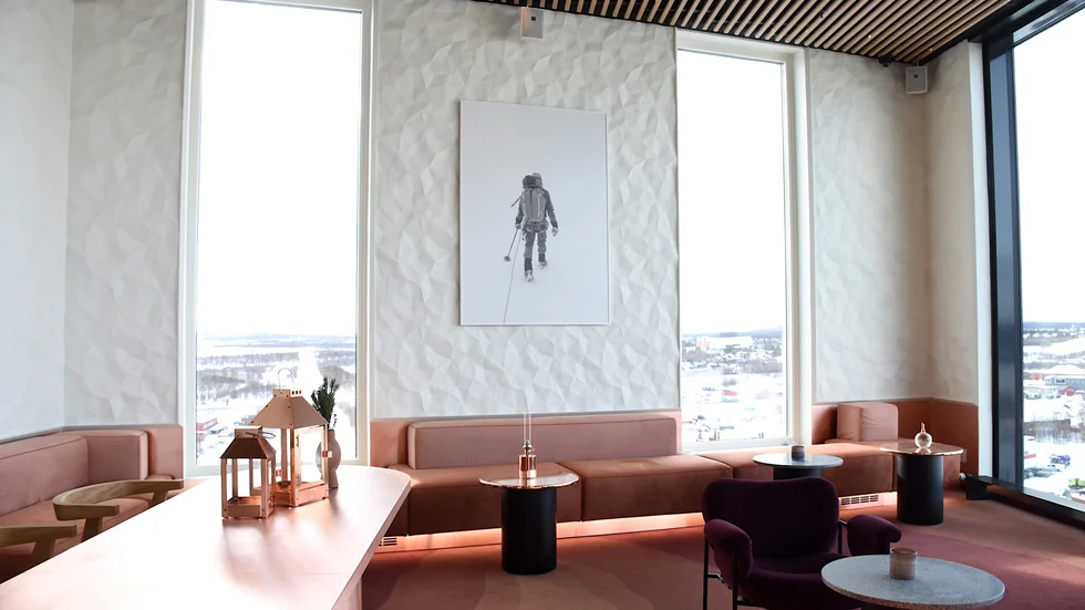 Väggar av glaciäris, inslag av sten och stora fönster bjuder Kirunas skybar besökaren på. 