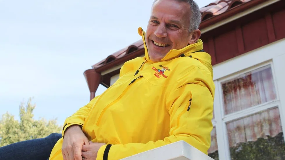 Jocke Johansson uppflugen på trädgårdsmöbeln utanför Nils Karlsson Pyssling, som får totalrenoverat inför sommaren 2019.
