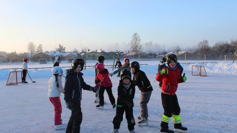Full fart på skolgårdens isbana