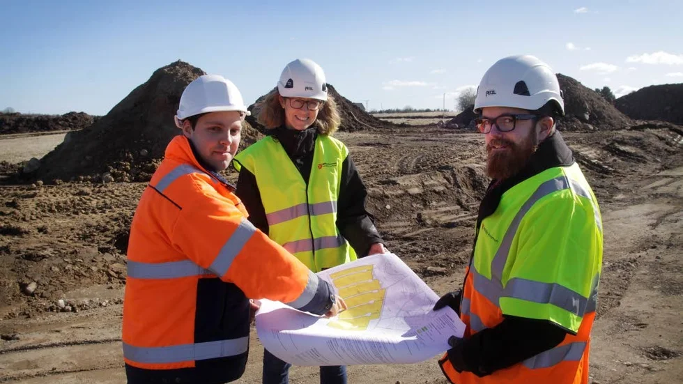 Mattias Ahlbert, Jessika Strand Andersson och Christian Mattsson studerar planritningen för de nya villagatorna i Hattorp.