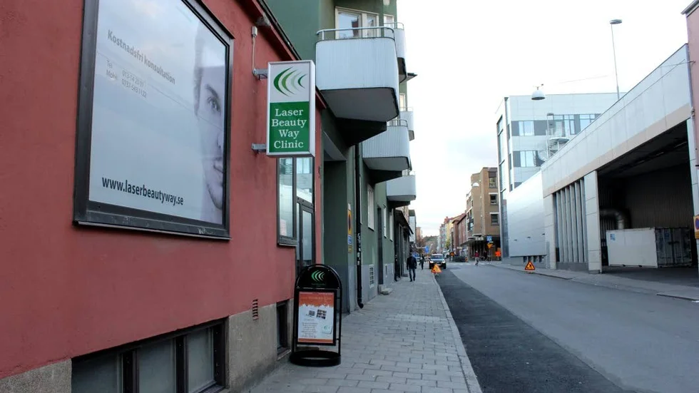 Den aktuella läkaren jobbar fortfarande vid skönhetskliniken i Linköping.