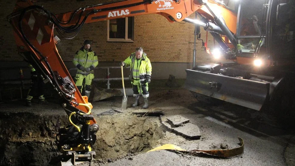 Grävteamet har ännu Inte hittat läckan. Arbetet försvåras av kablar som dragits vid vattenledningen.