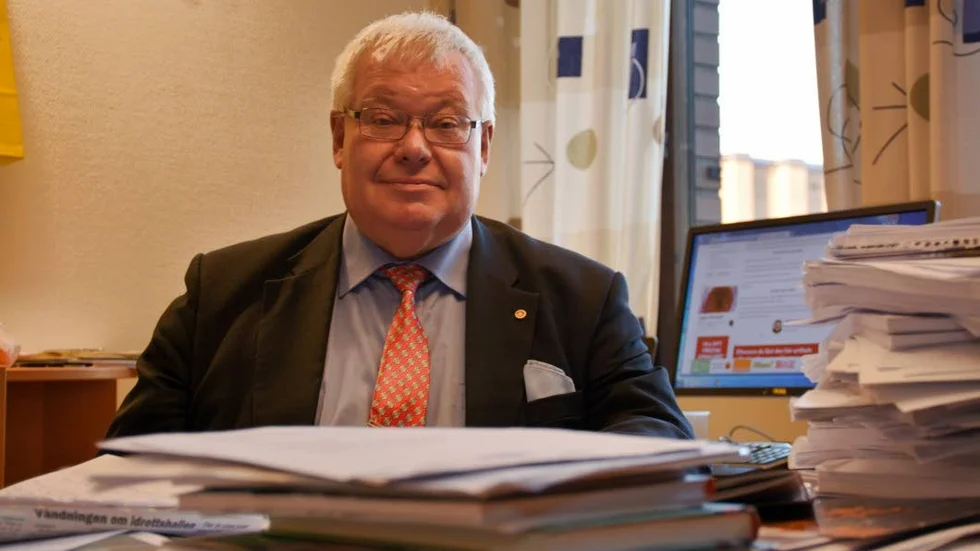 Tomas Peterson, kommunalråd i Vimmerby, ber nu kommunstyrelsen i Kinda om hjälp för att utveckla busstrafiken mellan kommunerna.