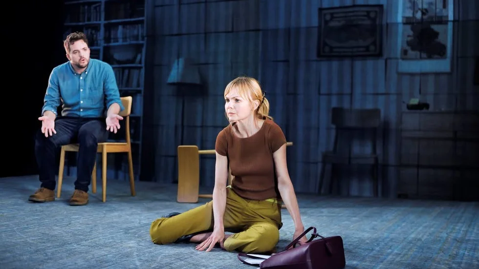 Parallella världar. Rolands och Mariannes kärlekshistoria är uppbyggd som en film med många alternativa scener.