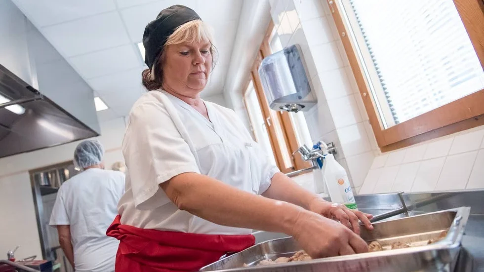 Susanne Holmgren, köksbiträde, är nöjd med det nya och fräscha köket.