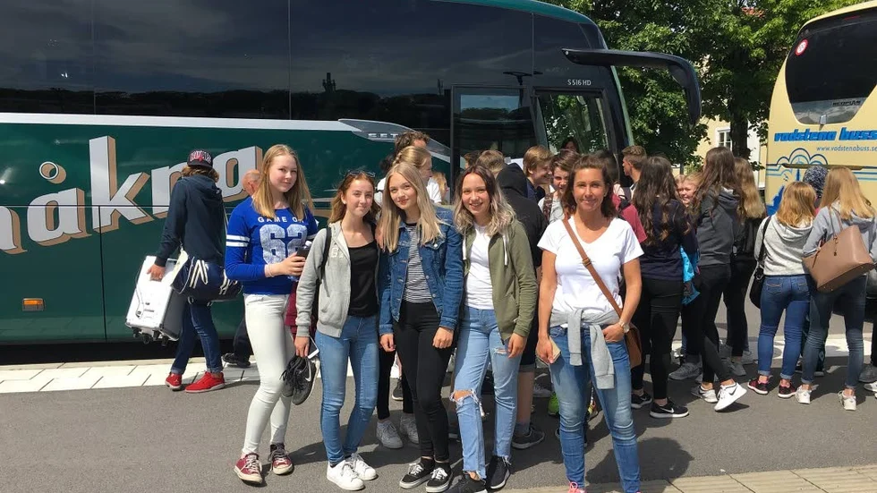 På väg. Karin Gren Lindholm, till höger, tillsammans med en grupp elever som snart skulle färdas till Liseberg.
