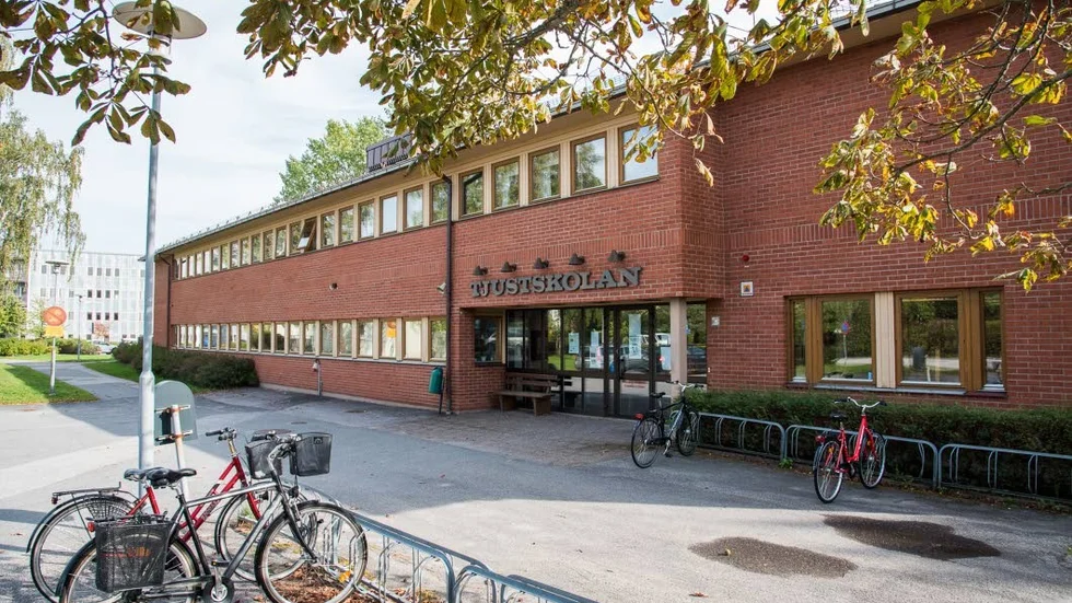Kommunen samarbetar med Skolverket för att bli bättre på undervisning för nyanlända barn och vuxna. Här på Tjustskolan i Västervik finns Komvux och SFI, Svenska för invandrare.