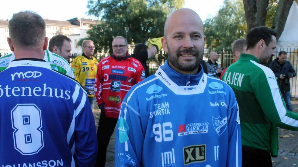 I bandyns huvudstad, på den klassiska finalkrogen, klev IFK Motala tillbaka in bland de bästa. Som statister i stjärndansen, skriver Jens Bollius från Flustret.