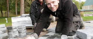 Foxtrot och gravstenar - Janne trivs med livet