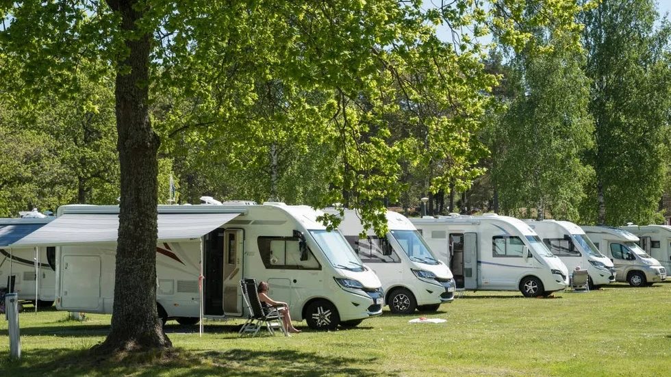 Husbilsägare har reagerat på att det inte finns tömning för gråvatten. Bilden är tagen vid förra årets husbilsträff på Västervik Resort .