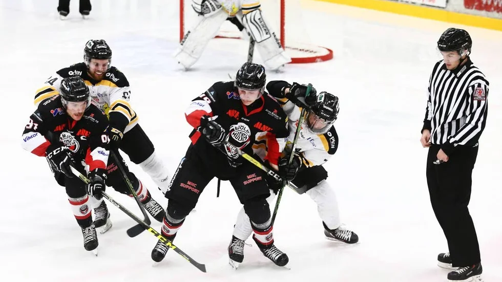 STORMATCH. Albin Hakelid var många gånger duktig för Maif i tvåan, här i derbyt mot Mjölby. Nu spelar han vidare för Värnamo.