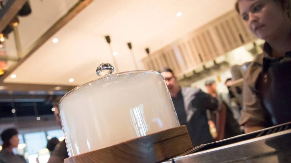 En drink blir rökt av bartender Jenni Viberg.