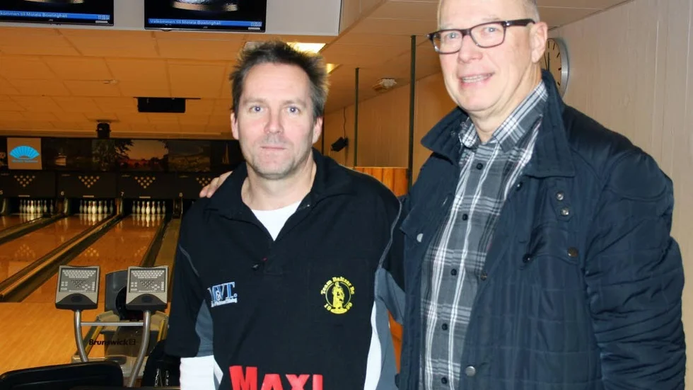 MÄSTARE. Björn "Burken" Bergvall ses här i en tidigare match i Motala, bredvid Team Baltzars lagledare Janne Henriksson.