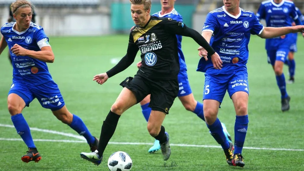 AFK:s Adam Samuelsson framme och oroar Värmbolförsvararna