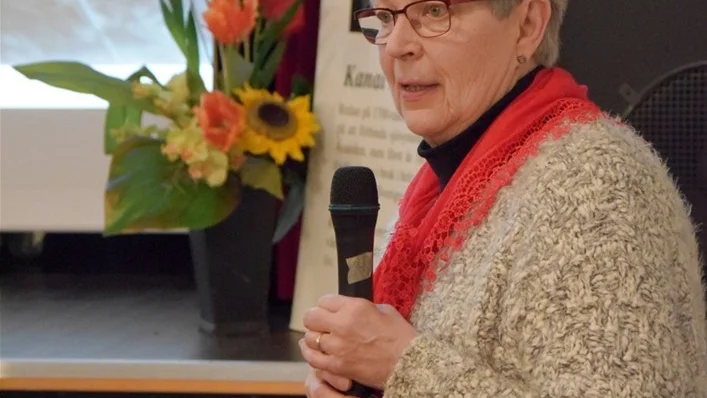 Ordförande Britt-Carin Stoeckmann hälsar alla välkomna och presenterar kvällens föreläsare. Foto: Morgan Karlsson