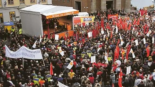 Uppslutning. Minst 7 000 personer slöt upp när LO kallade till protestmöte i Stockholm på torsdagen. Foto: Jan-Inge Ogenfalk