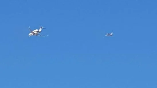 Eskorterad. En läsare tog enna bild i närheten av Malmslätt. Global eye eskorteras av ett Gripen-plan.