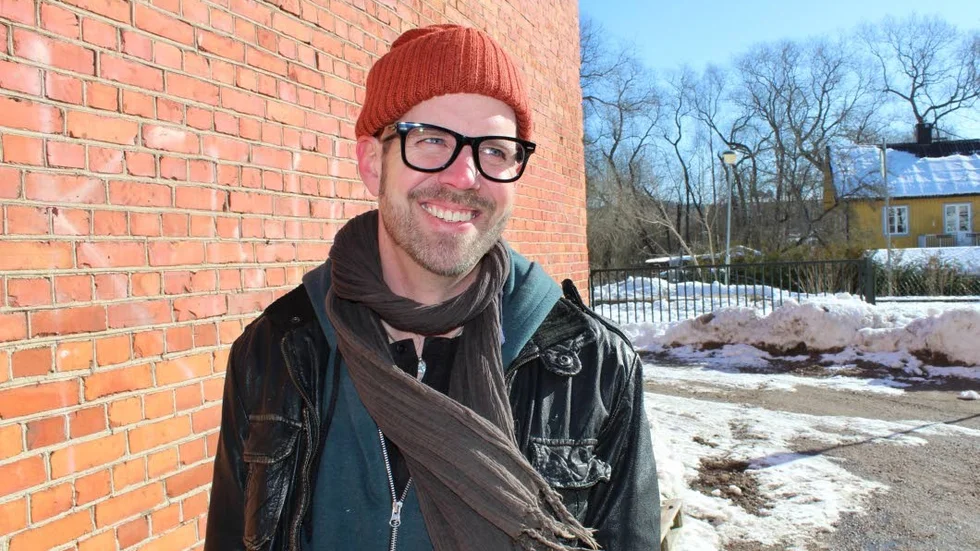 Musikalisk. "Jag tar mig fram på många instrument men spelar mest fiol och gitarr."