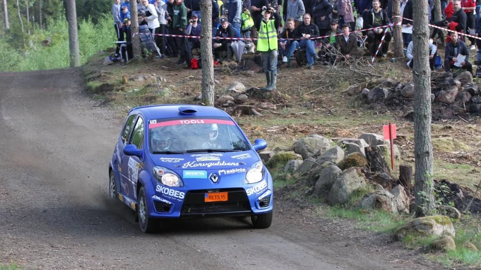 Albin Nordh från Kisa och Ydre MK har kört fort i inledningen av Sydsvenska rallyt.