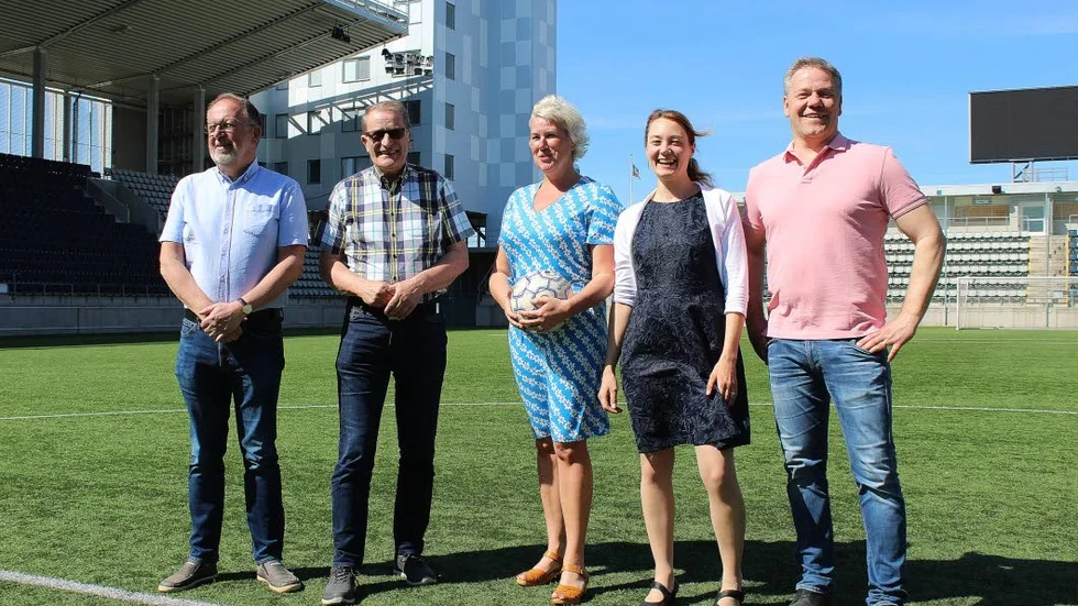 En mera jämställd idrott är bättre både för elit och breddidrott. Det tror Koalition för Linköping. Från vänster Jan Österlind (S), Gunnar Broman (L), Kristina Edlund (S), Rebecka Hovenberg (MP) och Björn Immerstrand (MP).