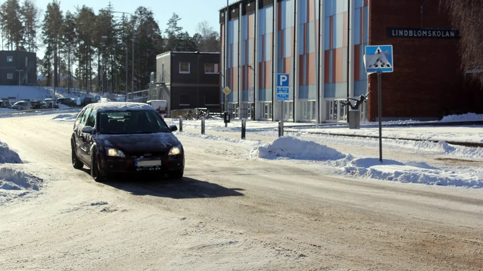 Trafikmiljön har blivit säkrare vid Lindblomskolan - på bekostnad av att trafikanterna väljer Storgatan istället.