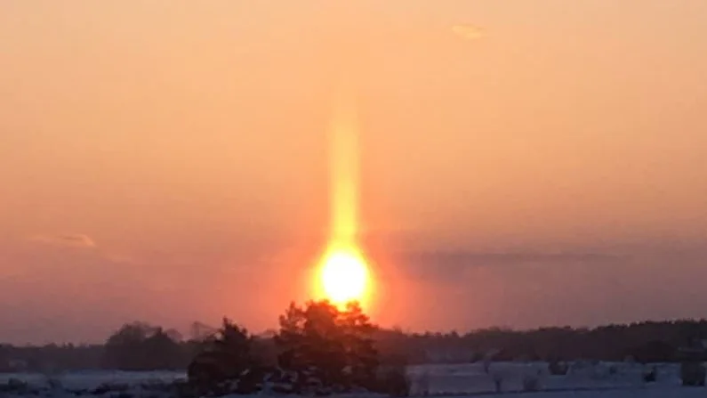 Solfenomen över Rök. Men det ser mer ut som eld. Ett halofenomen, enligt SMHI.