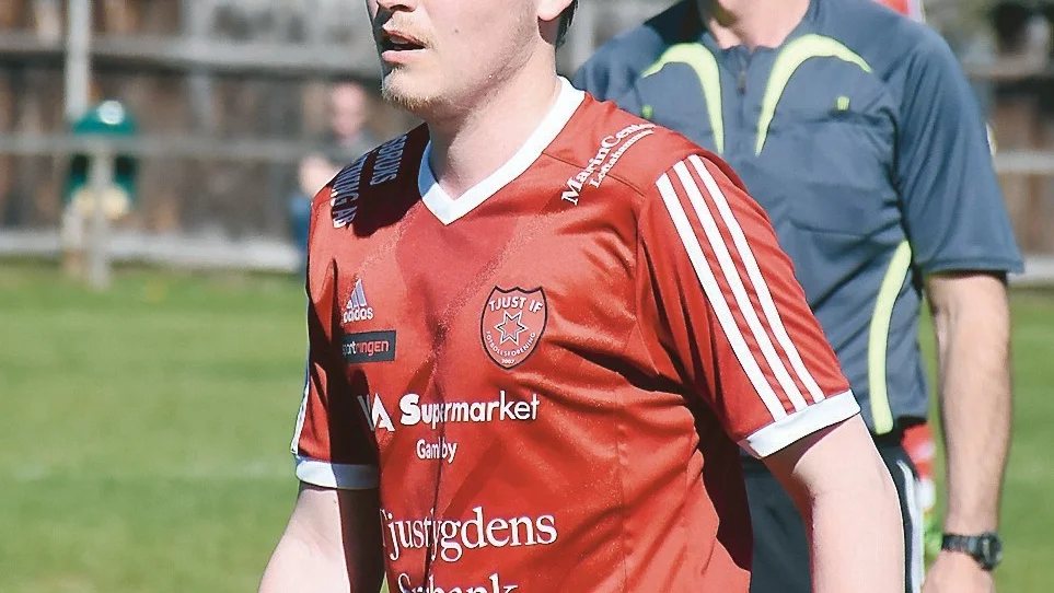 Robin Lundahl spelade från start när Tjust förlorade mot Sommen med 4-0. Vid sidan av fotbollsplanen går Tjust-mittfältaren en kamp mot cancern.