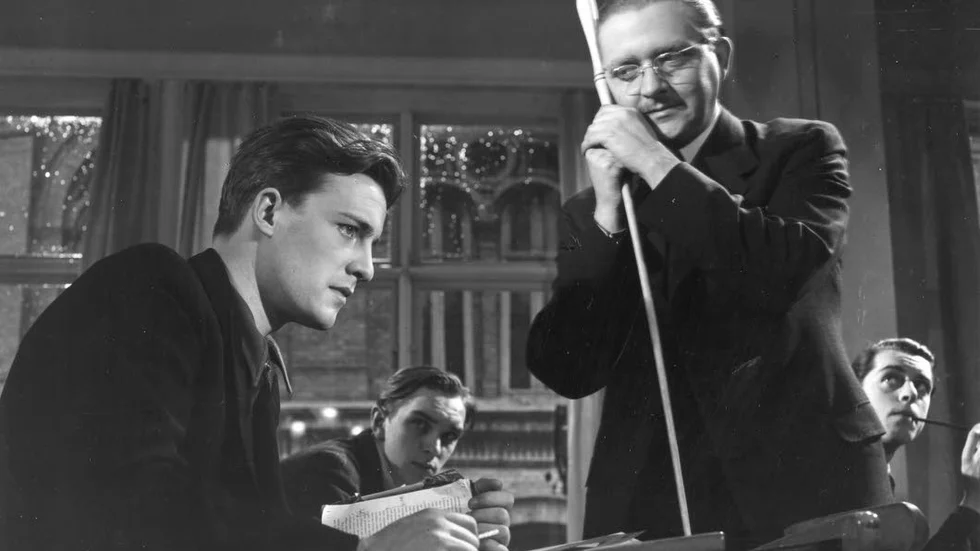 Studenten Jan-Erik (Alf Kjellin) och latinlektorn Caligula (Stig Järrel) i "Hets" från 1944. Filmen, som var Ingmar Bergmans debut som manusförfattare, visas i SVT 12 juni.