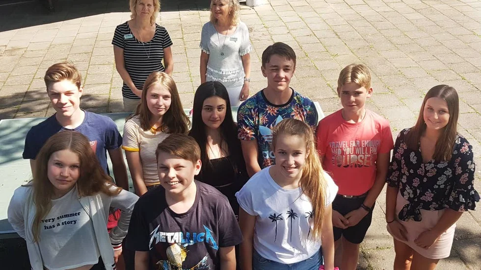 Nya Munken-lärarna Helena Forsberg och Gesine Roth-Ljungman bakom några av skolans högstadieelever. Främre raden: Kyra Pettersson, William Dalhall och Emelia Sjögren. Andra raden: Isak Jacobsson, Mariam Matti, Arvid Broberg, Ludvig Fallsberg och Lisa Dahl.