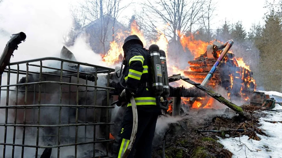 Brand i ett uthus söder om Björkfors, Kinda kommun, på påskdagen.