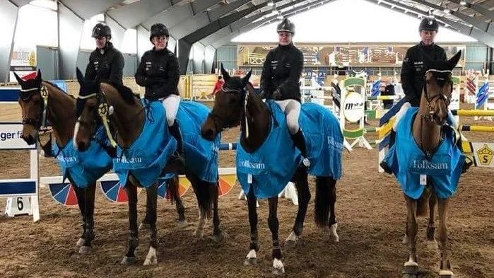 Elit. Vilket elitgäng! Sportryttarna vann första omgången av elitserien i hoppning och i laget red Elin Andersson, Frida Petersson, Paulin Oscarsson och Sara Andersson.