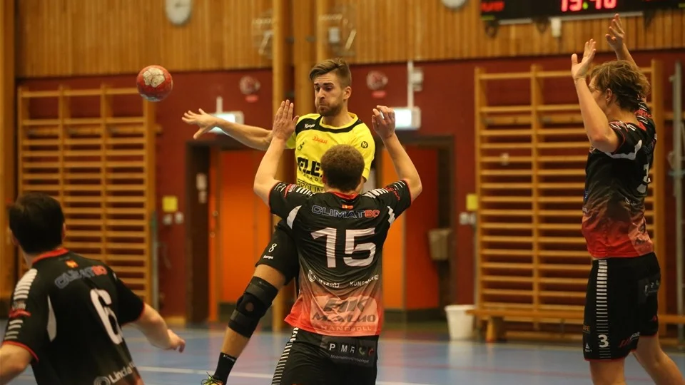 Hultsfreds HF reste sig och vann med 33-27 mot Malmö. Ivan Pilipovic visade vägen i första halvlek då han gjorde nio mål.