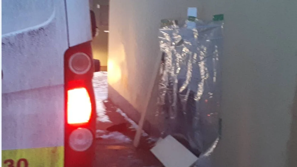 Skada. Kraschen mot husväggen orsakade en skada.