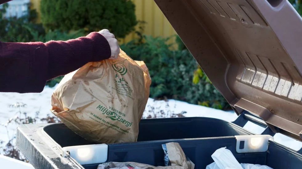 När en papperspåse matavfall omvandlas till biogas räcker det för att köra bil i 2,5 kilometer.