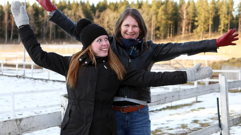 Evelina Gustavsson och Linda Andersson jublar över beskedet att finansieringen av Borensbergs ryttarförenings paddock är i hamn.