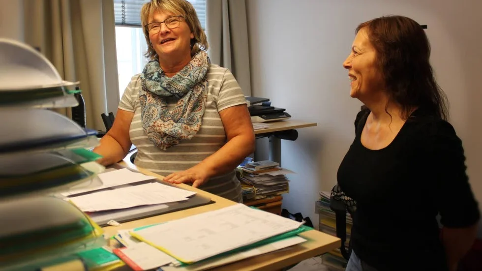 Hélén Elfving har blivit chef för 45 personer, här planerar hon tillsammans med församlingsassistent Berit Andersson.