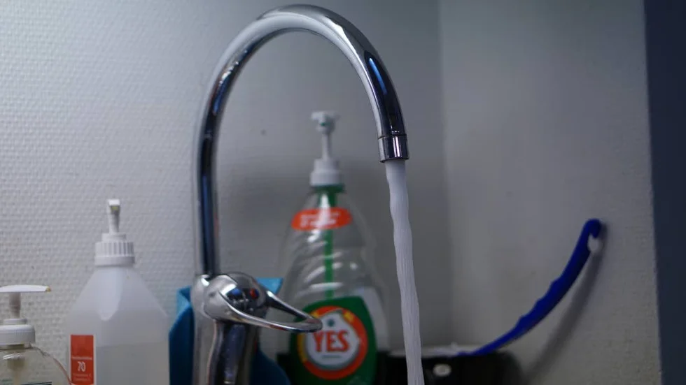Dyrare bekvämlighet. Den som vill dra in vatten och avlopp till sin fastighet kommer att få betala mer efter en höjning i vår.