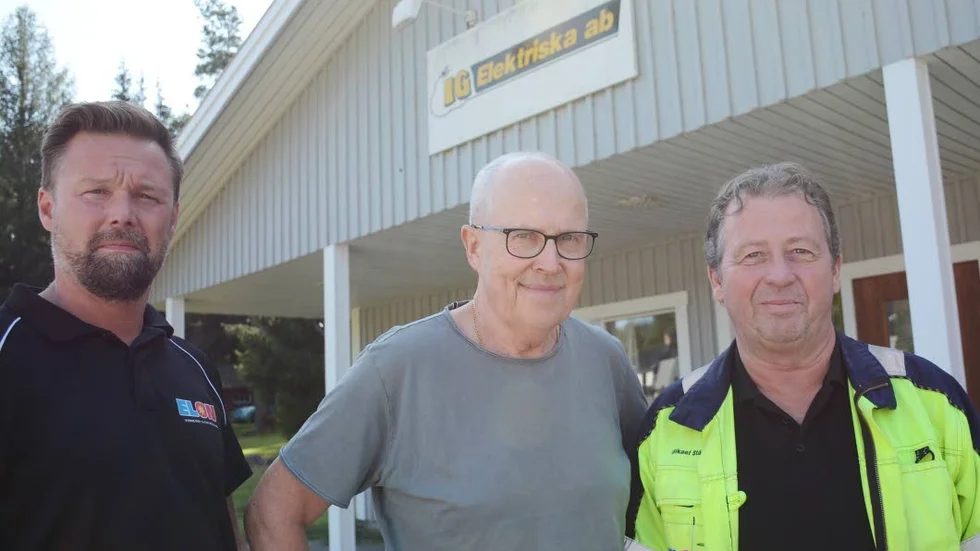 Vimmerby Elektriska AB, som drivs av Mikael Ståhl t.h, köper IG Elektriska AB av Jan Isaksson, i mitten. Ny platschef på IG blir Magnus Andersson, t.v.