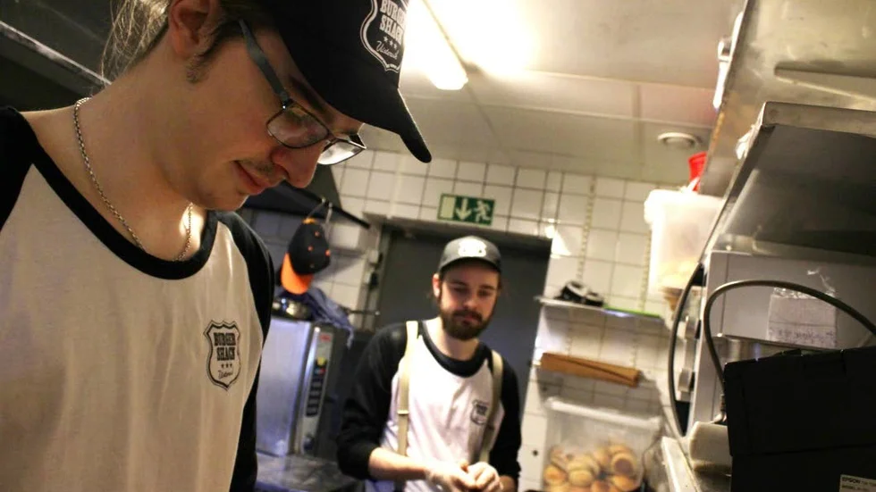 Redo. Leonard (närmast kameran) och Adrian Nilsson kommer att stå i köket. De gillar att göra hamburgare "på riktigt" som de uttrycker det.