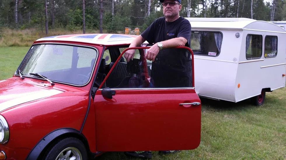 Krister Arvidsson, en av arrangörerna till helgens träff, kommer själv rulla dit med sin Mini Coooper 1971:a och tillhörande 270 kilo "tunga" husvagn.