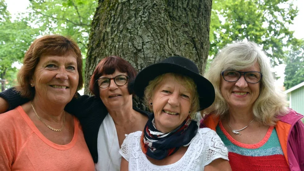 Textil återvinning. Christina Djerf, Barbro Hultgren, Maja Rönnlund Lind och Ann-Catrine Stalebrant är några av konstnärerna i projektet. Bilden togs under en tidigare utställning som föreningen ordnade.