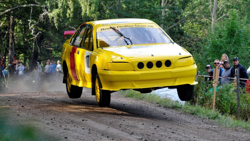 Favorit. Henrik Flodin, SMK Hälsinge, leder RC Super Car 2 WD, 2400 cc Touring, Super 1600. På bilden är han i det första hoppet i Vibergsbacken i Larum/Tyllinge från en tidigare tävling.