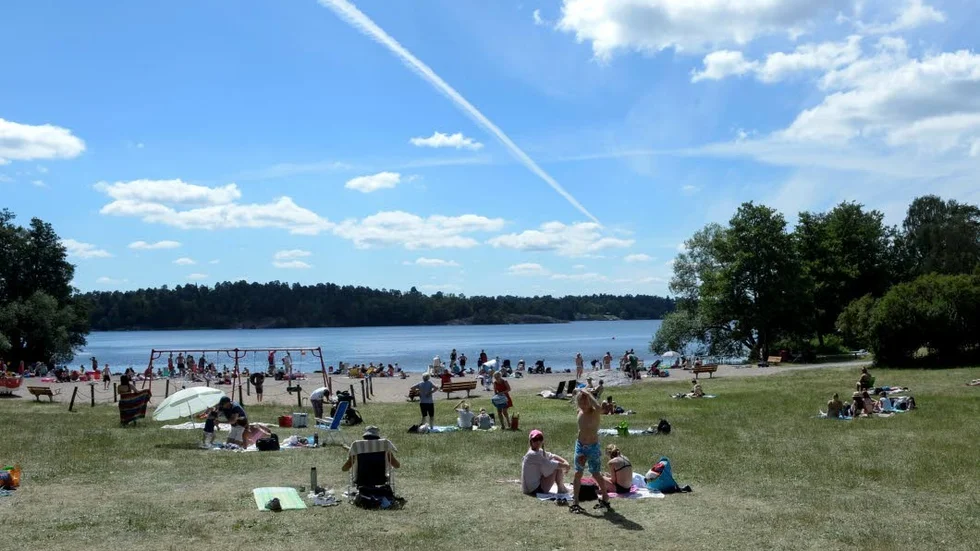 Sommar. Alla kommunala badplatser borde vara utrustade med hjärtstartare.